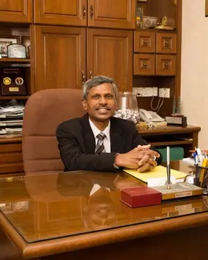 Dr Angamuthu Rajoo 在他的办公桌前。